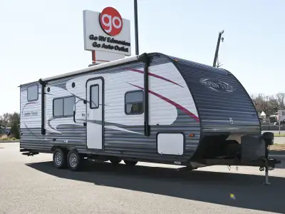 The 2016 Aspen Trail 2710BH is a practical and family-oriented travel trailer designed to make campi...
