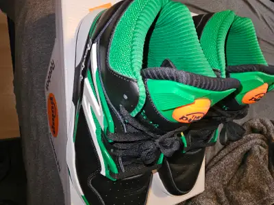 Mint mens size 12 reebok pump omni zone 2 shoes, View more