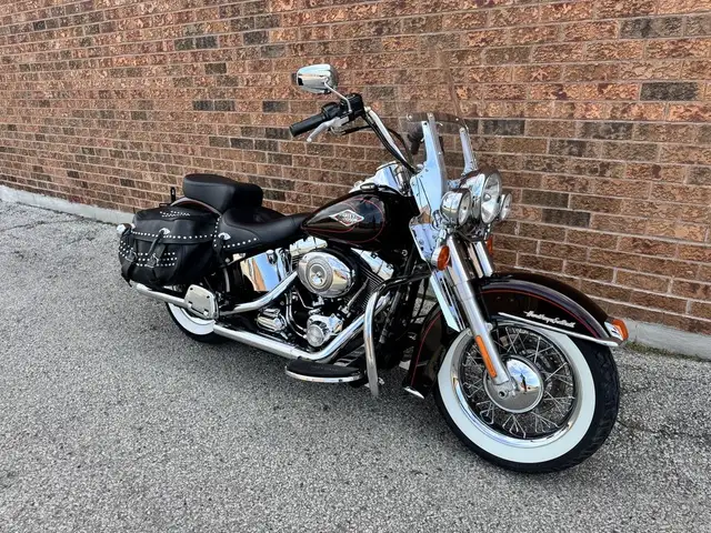 2011 Harley-Davidson Heritage Softail Classic **CANADIAN BIKE**  in Street, Cruisers & Choppers in Markham / York Region - Image 4