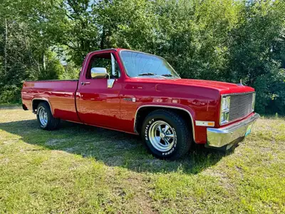 1983 square body, long box Sierra 1500! 350 V8 with Edelbrock AVS2 carburetor, Edelbrock brake boost...
