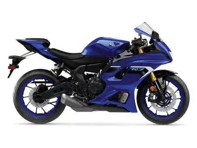 2025 Yamaha YZF-R7 2025 YAMAHA YZF-R7 Comblant l’écart entre l’YZF-R3 d’entrée de gamme et la toute...