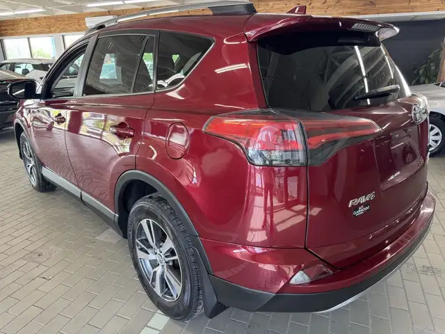 2018 Toyota RAV4 AWD XLE in Cars & Trucks in Longueuil / South Shore - Image 4