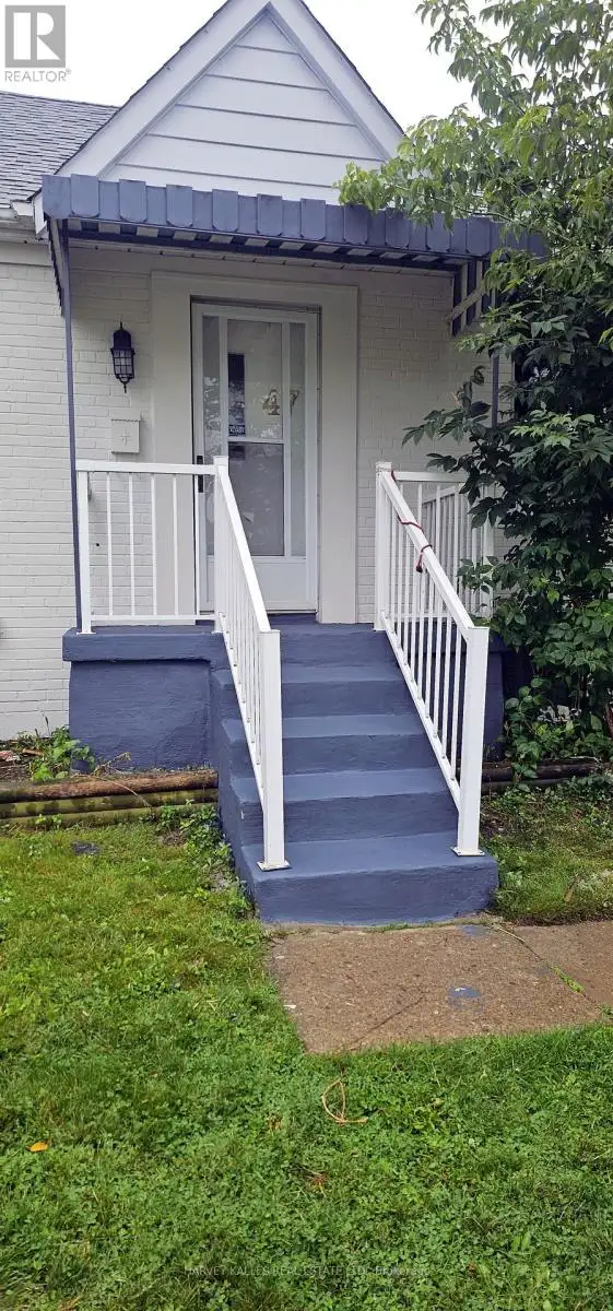LOWER - 47 STAYNER AVENUE Toronto (Yorkdale-Glen Park), Ontario in Long Term Rentals in City of Toronto - Image 3