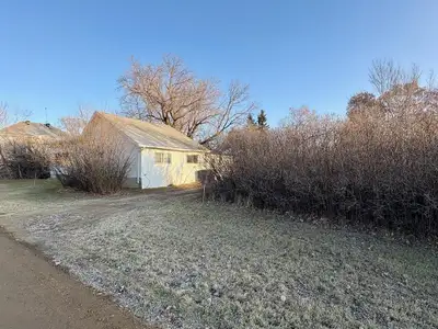 DNE//Chater/Excellent opportunity for improvement or redevelopment!This 2-bedroom, 1-bathroom home i...