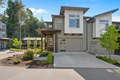 LOCATION LOCATION LOCATION. This home is not only modern, but it also has a wonderful floor plan all...