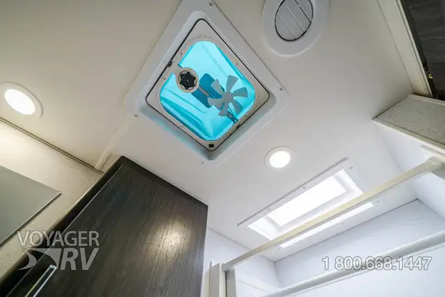 2027 Winnebago Sunflyer 22RS in Travel Trailers & Campers in Kelowna - Image 17