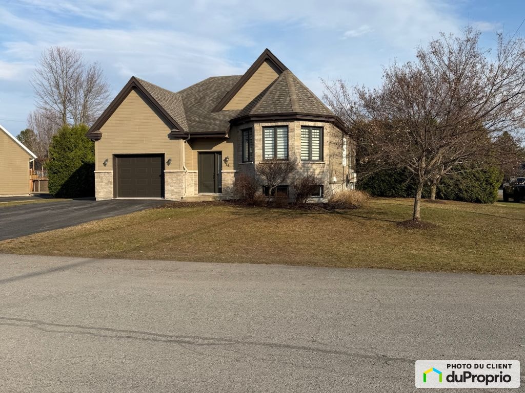 $549,000 - Bungalow for sale in St-Ambroise-De-Kildare — photo 1