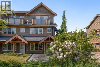 End unit 2/3 bedroom townhouse with ocean and mountain views! This spacious home in the sought after...