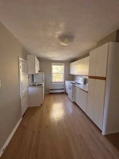 1015 Minnesota St - Unit 5 Apartments in this quiet building at end of street don’t come up often. H...