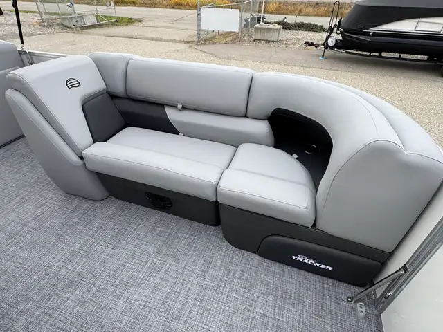 2026 Sun Tracker Party Barge 20 DLX pontoon boat in Powerboats & Motorboats in Prince Albert - Image 18