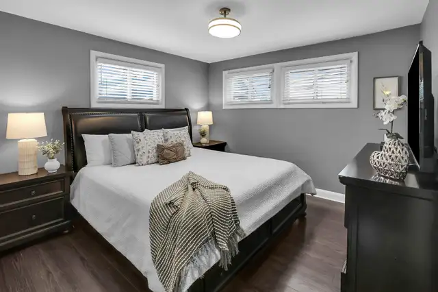 BUNGALOW LIVING IN THE HEART OF SMITHVILLE - 3 BED, 1 BATH in Houses for Sale in Hamilton - Image 7