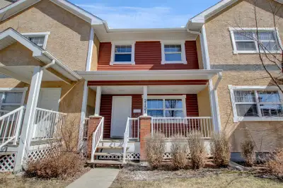REQUIRE 24 HOURS NOTICE TO VIEW. TENANT OCCUPIED. 2157 Toronto Street in the General Hospital Area V...