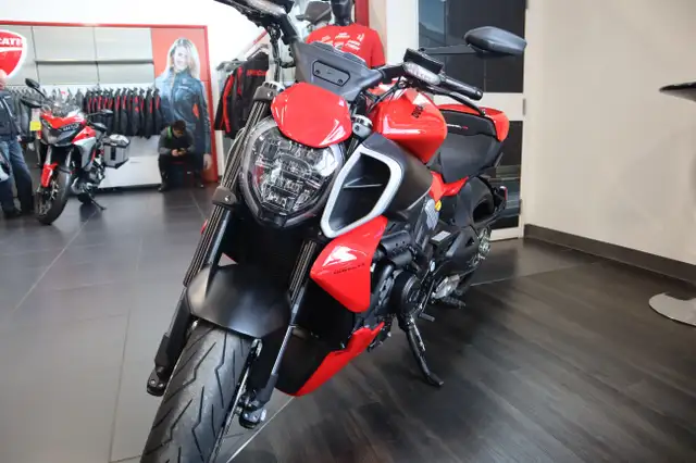 2025 Ducati Diavel V4 Ducati Red in Street, Cruisers & Choppers in Edmonton - Image 6