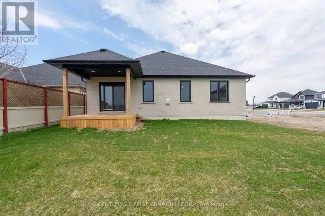 21 HAMILTON STREET North Middlesex (Ailsa Craig), Ontario in Houses for Sale in Grand Bend - Image 32
