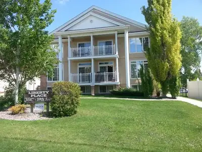 Spacious 2 Bed Apartment + Covered Parking included - Pet Friend