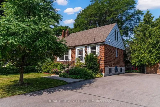 Tucked away on a quiet cour! in Houses for Sale in Hamilton - Image 2