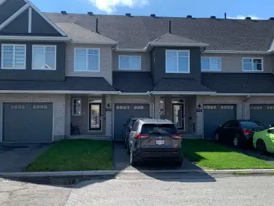 Ottawa, Barrhaven (Half Moon Bay). Welcome to this stunning 3-bedroom, 2.5-bathroom Townhouse, avail...
