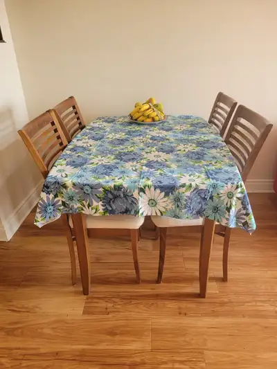 Dining table with 5 chairs, Light weight, real wood, Made in canada. 138*97*78cm without middle piec...