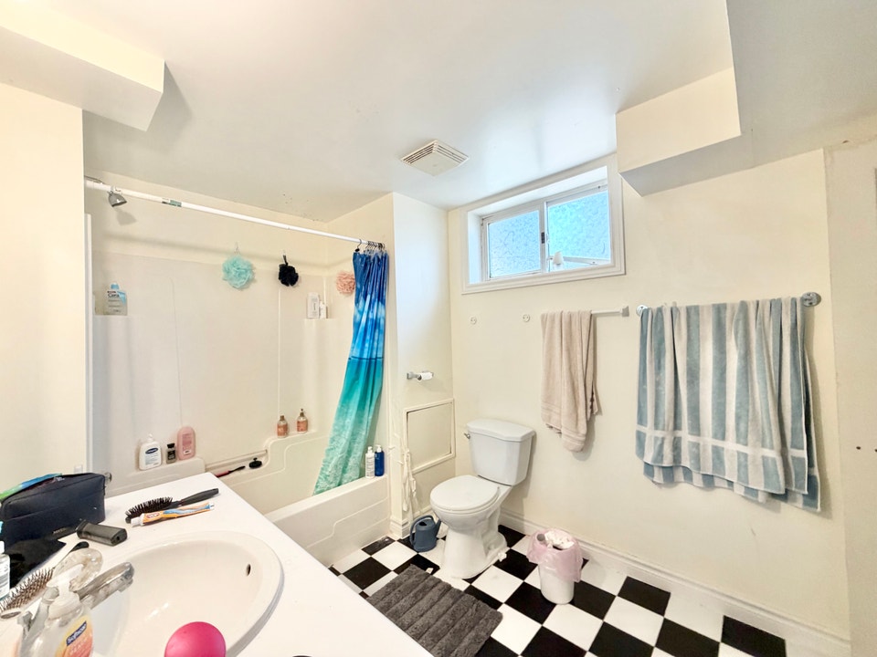 6 BED - 2 BATH - LONDON - FULL HOUSE -  STUDENT RENTAL ONLY 3