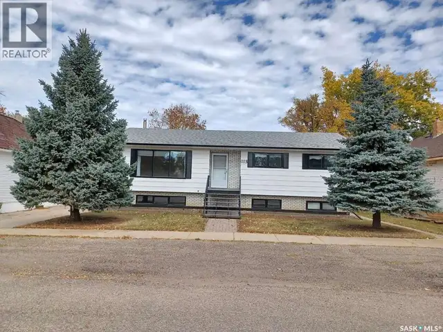 113 5th AVENUE Gravelbourg, Saskatchewan in Houses for Sale in Moose Jaw - Image 2