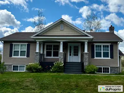 Magnifique maison familiale construite en 2011 située dans la municipalité de Barraute. Les derniers...