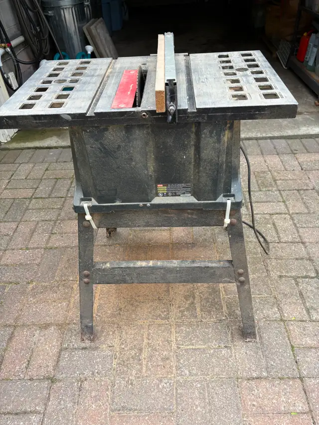 Ryobi 10” table saw with stand in Power Tools in Markham / York Region - Image 4