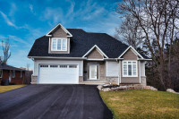 JUST LISTED!! LUXURY LIVING, ANCASTER HOME ( SCENIC VIEW)