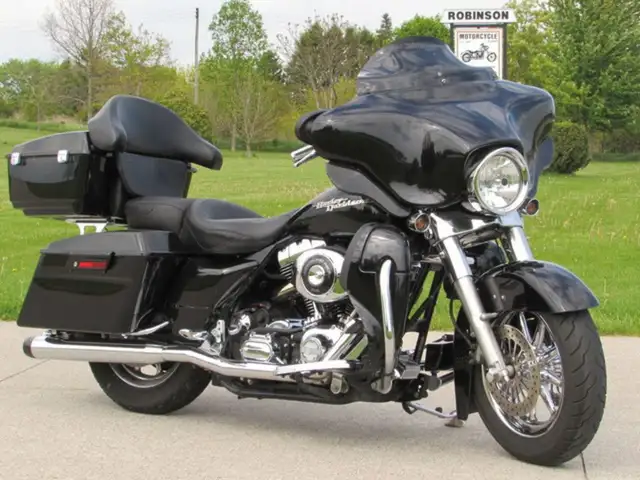 2006 Harley-Davidson FLHX Street Glide Over $9,000 in Great Opti in Sport Touring in Leamington - Image 3