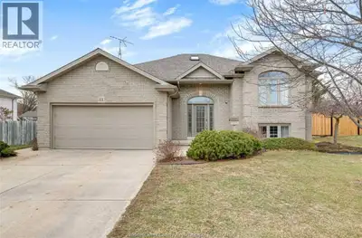 LARGE 3 BED 1 BATH FULL FURNISHED LOWER UNIT FOR LEASE IN THE EXECUTIVE STYLE. IT COMES WITH A SEPAR...