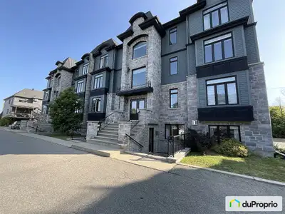 pas d'agent, aucune sollicitation svp! Magnifique condo construction 2013, unité de coin avec plafon...