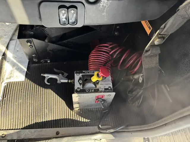 2005 PETERBILT 335 in Heavy Trucks in Saskatoon - Image 15