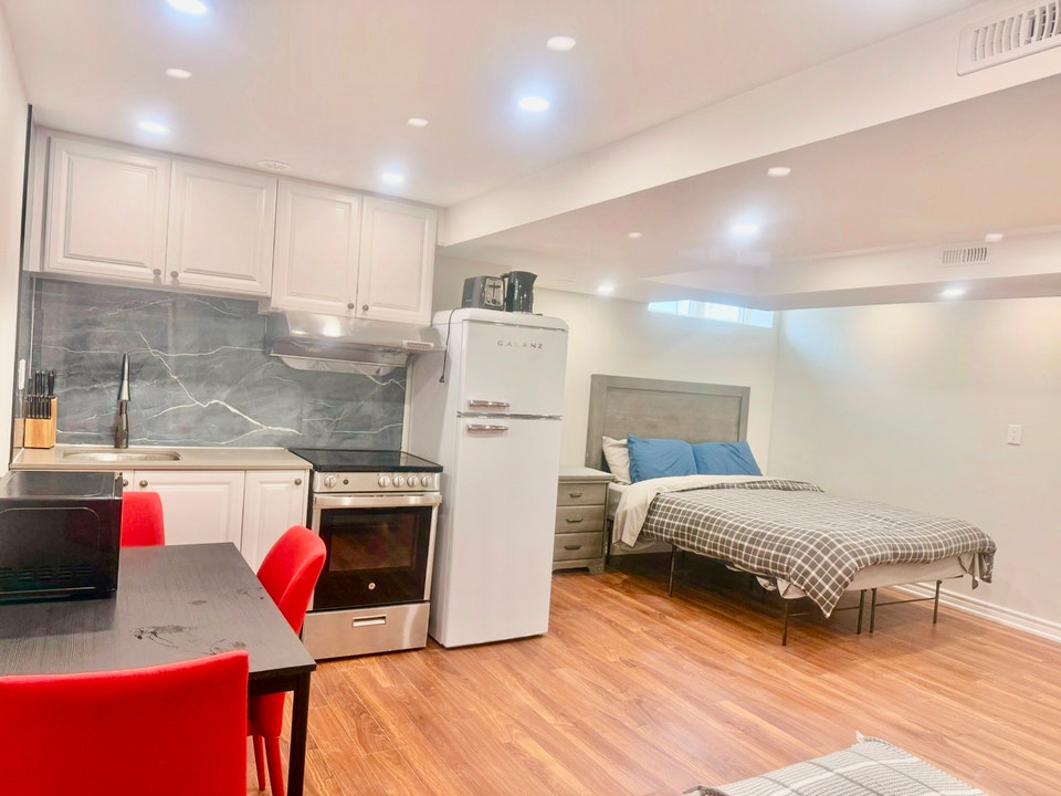 ALL INCLUSIVE! ONE PARKING! STUDIO APT in OAKVILLE 2