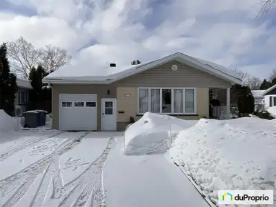 Magnifique maison toute en briques avec garage attaché. Grand terrain de plus de 10?000 pi². Située...