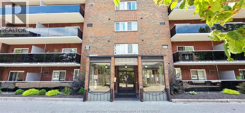 3905 RIVERSIDE DRIVE East Unit# 401 Windsor, Ontario 2