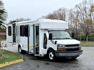 2015 Chevrolet Express 4500 Bus 11 Passenger including driver Ricon Wheelchair Lift 800 LB / 364 KG...