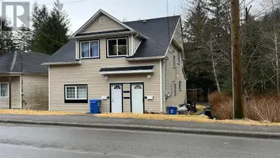 Investment opportunity. This property has a suite that can help out with the mortgage. 3 bedroom sui...