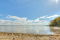 Terrain bord de l'eau, Lac Champlain avec services. AUBAINE