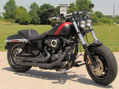 ONLY 15,100 KM - Rinehart Exhaust - Black Denim Paint This Sweet 2014 Dyna Fat Bob 103 has ONLY 15,0...