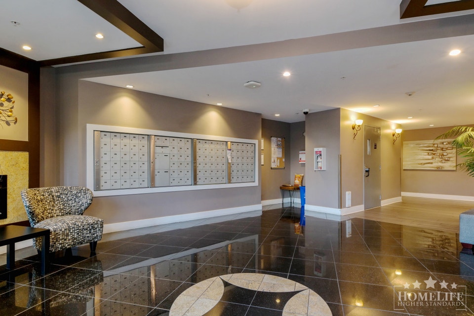 Spacious 2-Bedroom + Den Condo in Elements, Langley 2