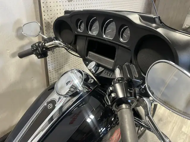 2019 Harley-Davidson ELECTRA GLIDE STANDARD in Street, Cruisers & Choppers in London - Image 8