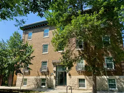 (photos may not be of exact suite, slightly different) CALL OR TEXT WITNEY: 204-330-3990 Applicants...