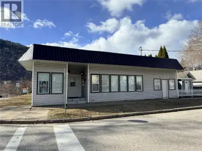 Exceptional Value in a Highly Sought-After Neighborhood This well priced side by side duplex offers...