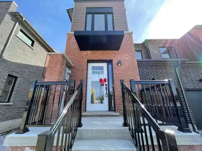 Available Now $2800 + Utilities Gorgeous, newer home in South Barrie near Yonge St. and Mapleview Dr...