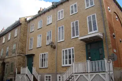 418-655-8281 À voir au 31 Avenue Sainte-Geneviève, appartement #2, magnifique grand 5 1/2, en pleins...