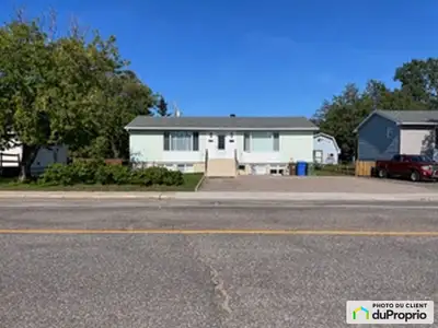 Bâtisse a revenu 4 x 3-1/2 avec salle de lavage au sous-sol 2 laveuses et 2 sécheuses 2 réservoirs d...