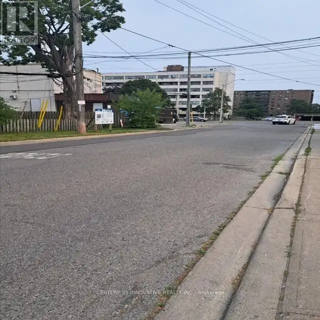 11 Centre Street Toronto (Scarborough Village), Ontario, photo 2 of 4