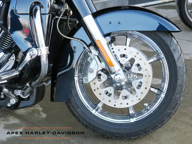 2015 Harley-Davidson FLTRUSE - CVO Road Glide Ultra in Sport Touring in Cambridge - Image 11