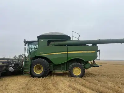Equipped with contour master feederhouse, small wire concaves, Manual fold hopper with cover, Autotr...