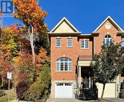 Luxury End-Unit Freehold In Thornhill Woods! Private Access to Summeridge Dr Enhances Privacy & Safe...