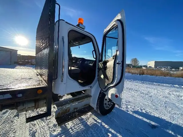 2019 Freightliner M2 FLATBED in Heavy Trucks in Saskatoon - Image 21